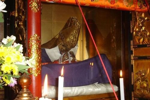 'Rùng mình' với thuật nhịn ăn để tự ướp xác của các nhà sư ở Nhật Bản