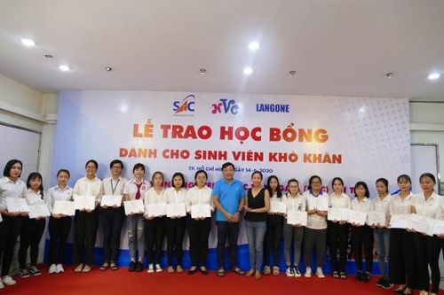 Trao 126 suất học bổng, tiếp sức cho sinh viên nghèo đến trường