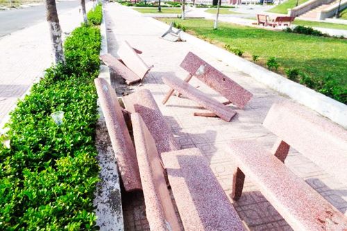Đề nghị di chuyển ghế ngồi bị gãy