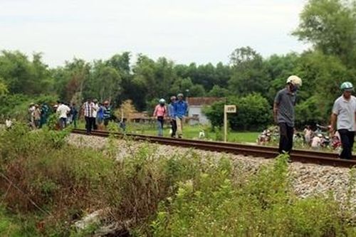 Băng qua đường ngang gặp tàu đang đến, người đàn ông đi xe lăn tử vong