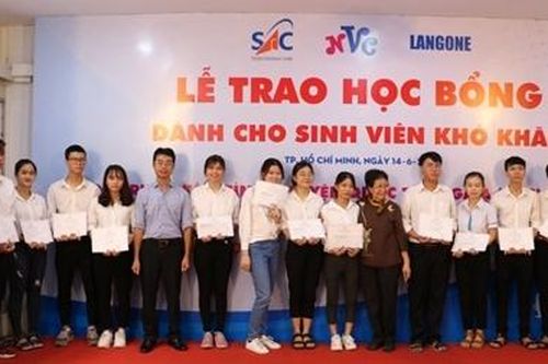 Trao tặng học bổng cho học sinh, sinh viên sau dịch COVID-19