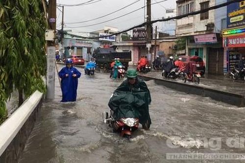Sài Gòn lại ngập nặng trong cơn mưa trưa nay