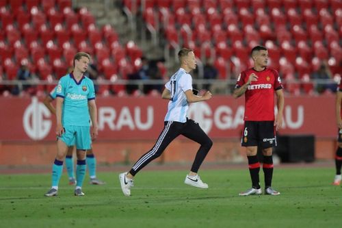 Người hâm mộ Messi đột nhập trận đấu không khán giả của Barca