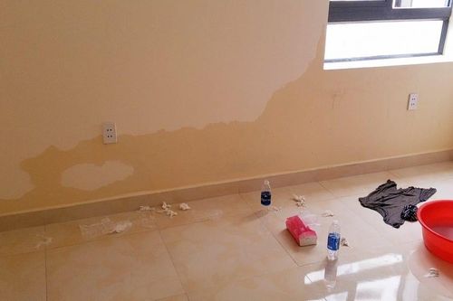 Nước lênh láng trên tầng cao nhất của chung cư ở TP.HCM, dân khốn khổ kêu trời