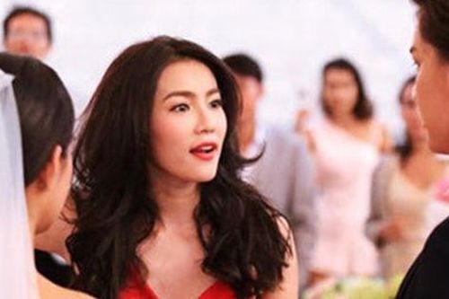 Ngày cưới, tôi ngạc nhiên khi thấy một bàn tiệc khác biệt được trang trí bằng toàn hoa tươi và khi biết dàn khách mời của bàn tiệc đó, tôi tức đến bốc hỏa