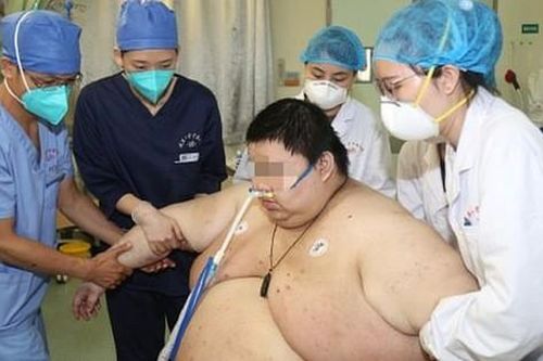Thanh niên Trung Quốc cấp cứu do tăng 100 kg trong 5 tháng trốn dịch