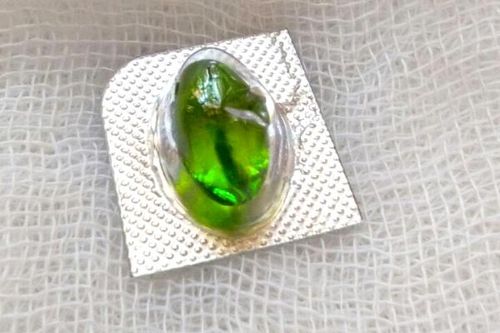 Mua thuốc ngoài chợ uống luôn cả vỏ