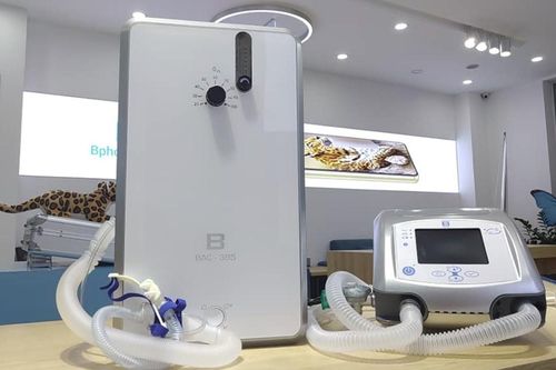 Ông Nguyễn Tử Quảng khoe máy trợ thở của Bkav