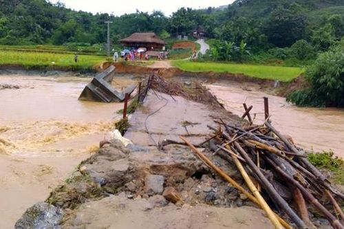 Mưa lớn, dông lốc gây nhiều thiệt hại