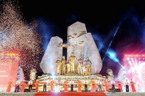 Khánh thành Tượng đài Chủ tịch Hồ Chí Minh với nhân dân Quảng Bình