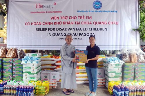 Gần 50 triệu đồng viện trợ cho trẻ em tại chùa Quang Châu