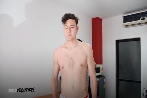 Nghỉ dịch dài ngày, Đặng Văn Lâm lộ body khiến chị em 'buồn phiền'
