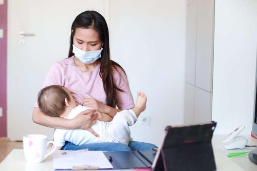 WHO khuyến cáo người mẹ mắc Covid-19 nên tiếp tục cho con bú