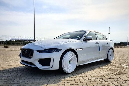 Ngắm nhìn mẫu xe Jaguar XE sắp ra mắt đậm tính thể thao