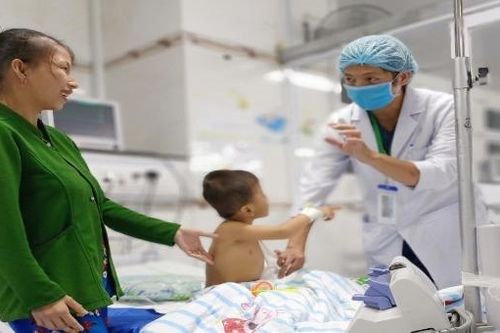 Bé trai thoát khỏi nguy cơ cắt cụt chi nhờ báo động đỏ liên viện