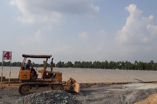 Ồ ạt đầu tư điện mặt trời: Hệ lụy khó lường