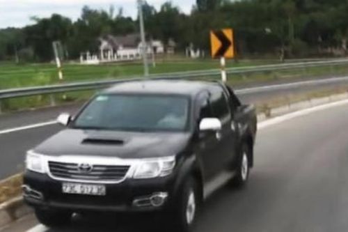 Lại thêm một ô tô chạy ngược chiều trên cao tốc