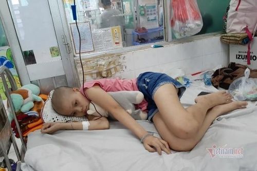 Phát bệnh từ lớp 2, bé gái 5 năm học sinh giỏi đang đau đớn vì ung thư