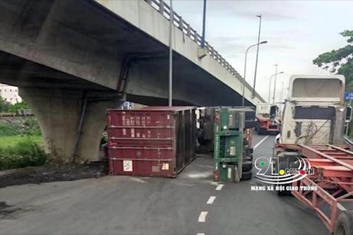 Khoảnh khắc container ôm cua gấp, lật nhào giữa vòng xoay