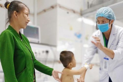 Bé trai 44 tháng tuổi bị đứt động mạch cánh tay