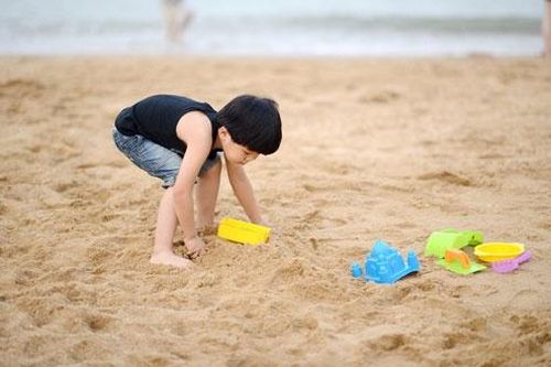 Vì sao nói 'càng ít đồ chơi, trẻ càng thông minh'?