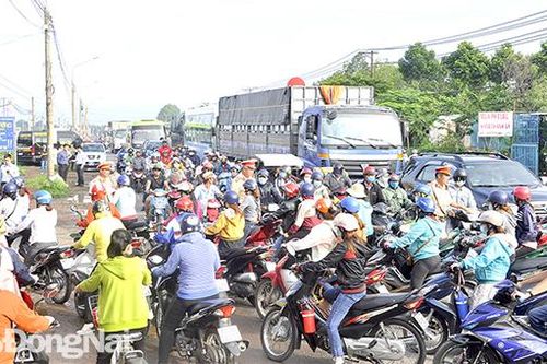 Bất cập tại nút giao đường vào Khu công nghiệp Bàu Xéo