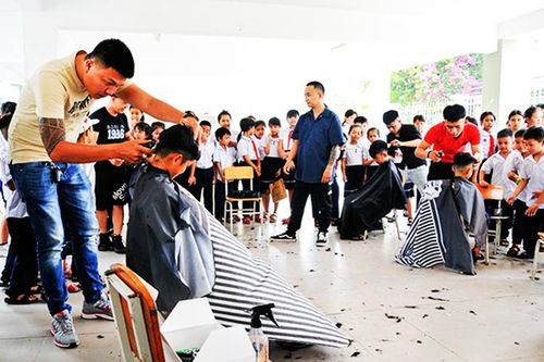 Những 'Tay kéo yêu thương'