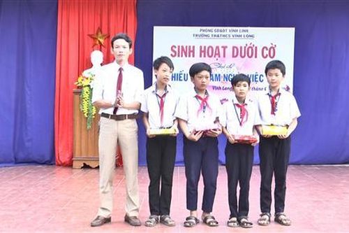 Vĩnh Linh: Khen thưởng đột xuất 4 học sinh cứu giúp người bị nạn.