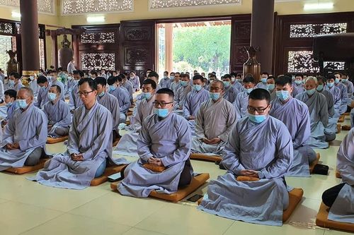 Trên 700 Phật tử về thiền viện Trí Đức Ni tu học