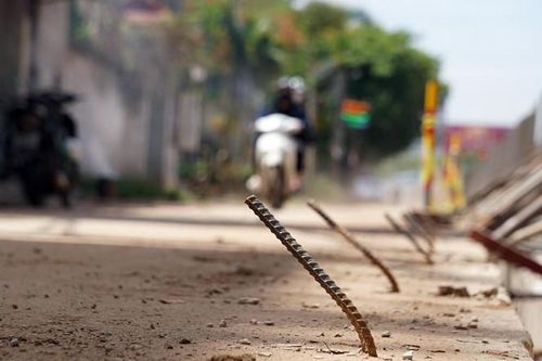 Bẫy 'chông sắt' trên đường đê An Dương Vương - Hà Nội