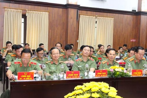 Chú trọng tuyên truyền các tấm gương điển hình trong CAND 75 năm qua