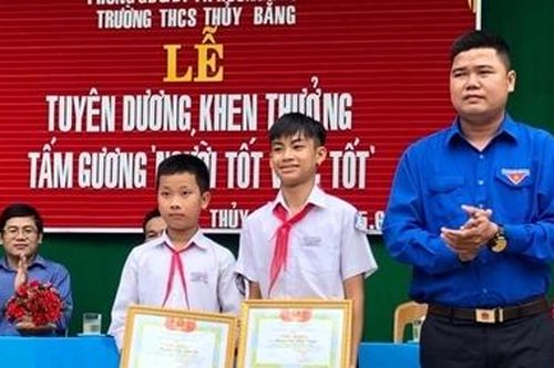 Tặng giấy khen cho 2 học sinh không tham của rơi