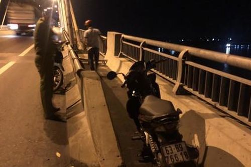Thanh niên bỏ lại xe máy và tư trang, nghi nhảy cầu Rạch Miễu