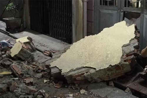 Dông lốc kéo sập bức tường cao 4m, hai mẹ con thương vong