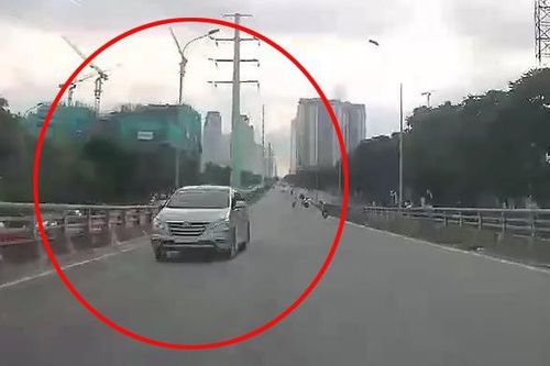 Hà Nội: Xe Innova lao ngược chiều trên cầu vượt, suýt gây tai nạn thảm khốc