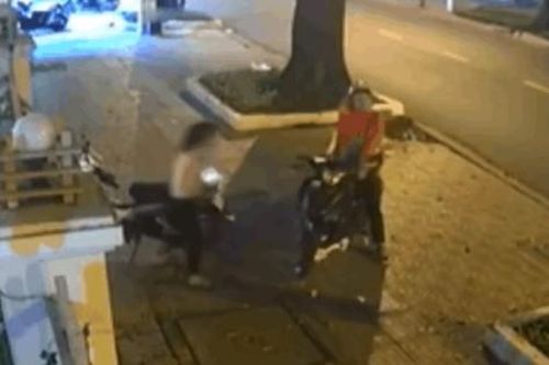 Thanh niên giả vờ hỏi đường để đánh lạc hướng cô gái, đồng bọn phía sau đã 'chơi trò bẩn' khiến ai nấy sững sờ