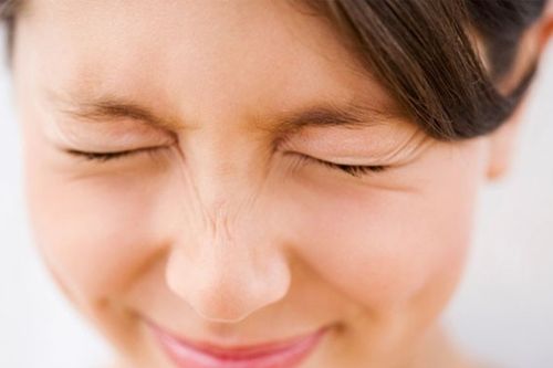 Nháy mắt liên tục có đáng lo?