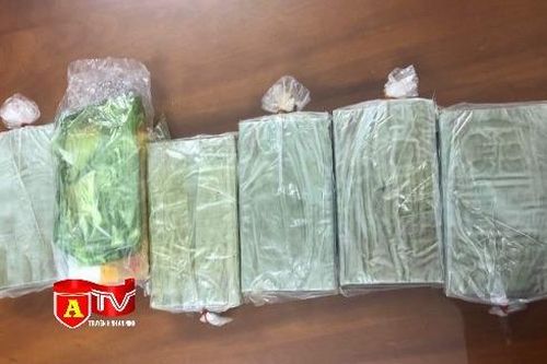Bị bắt quả tang khi vận chuyển 6 bánh ma túy