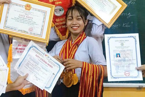 Nữ sinh lớp 10 đeo huy chương trĩu cổ, kín tay