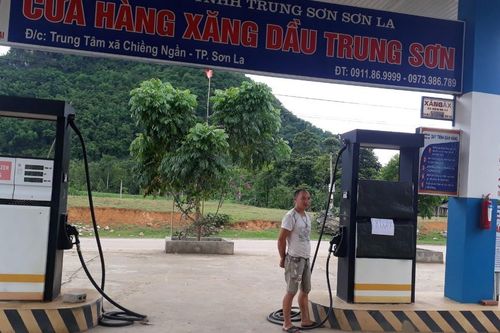 Đình chỉ hoạt động một cây xăng bán hàng trái phép