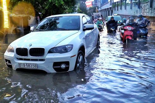 BMW, Mercedes bất động giữa 'rốn ngập' Nguyễn Hữu Cảnh