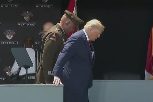 TT Trump bước rón rén xuống bậc, gây nghi vấn về sức khỏe