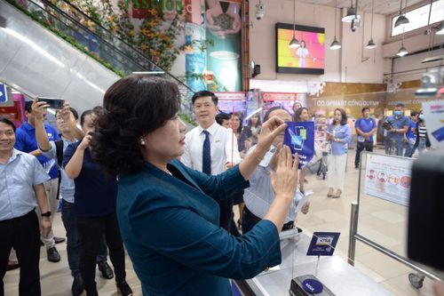 Phó thống đốc NHNN đi dán nhãn 'thanh toán không tiền mặt'