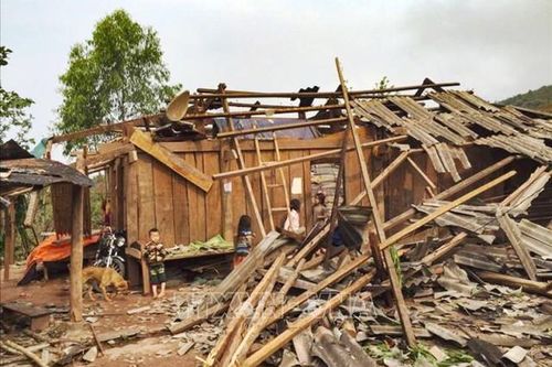 Dông lốc làm sập mái nhà, đè tử vong bé 3 tuổi