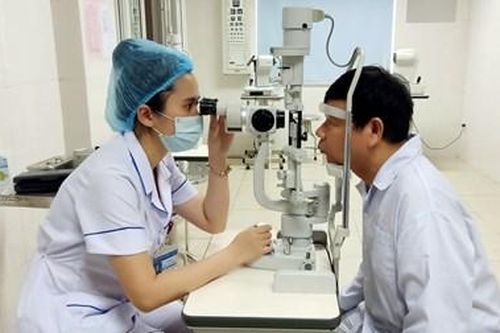 Nữ điều dưỡng tận tâm với công việc