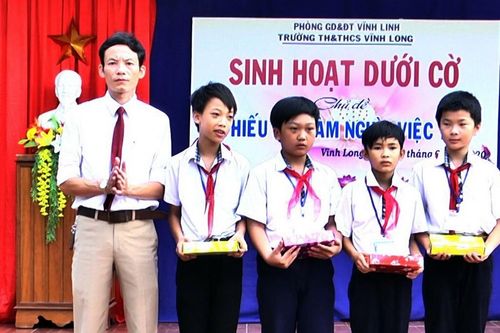 Khen thưởng 4 học sinh lớp 6 cứu người gặp nạn