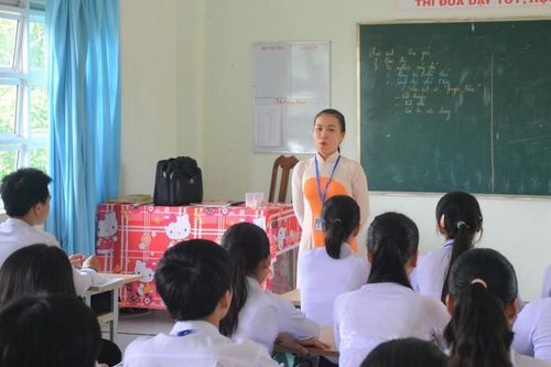 Cô giáo dạy Truyện Kiều bằng cải lương được tặng bằng khen