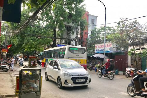 Sau tai nạn thảm khốc làm 5 người chết, 'chợ cóc', 'chợ tạm' vẫn tấp nập buôn bán
