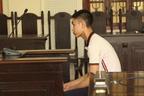Bị đuổi đánh vì chối rượu, nam thanh niên rút dao đâm chết 2 người
