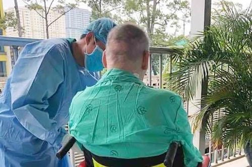 Phi công người Anh đang tập đi, viện phí điều trị COVID-19 được bảo hiểm chi trả
